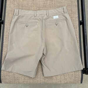 Mens vineyard vines, 7 inch performance breaker shorts size 30.